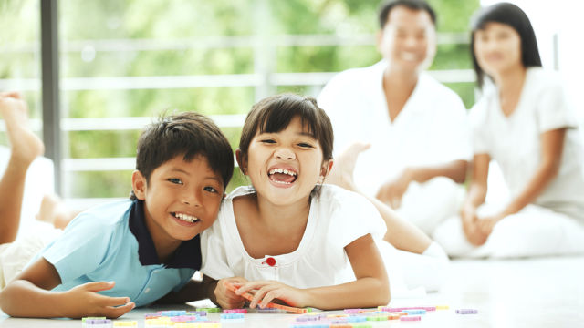 Kinder, die lächeln und spielen.
