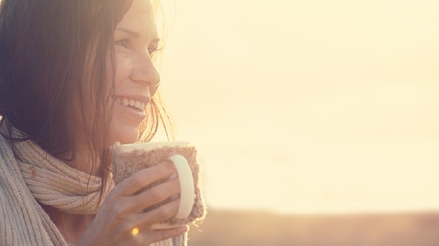 Eine Frau genießt eine Tasse Kaffee