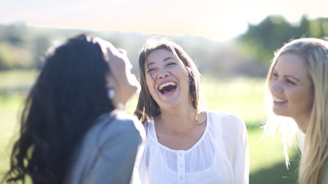 Drei Freundinnen, die gemeinsam lachen