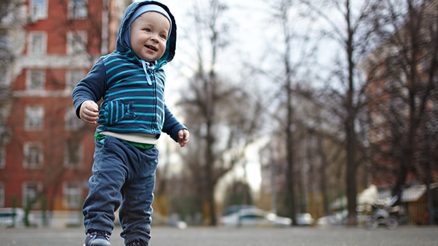 Baby, das in der Stadt spaziert