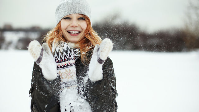 Mädchen, das im Schnee lächelt
