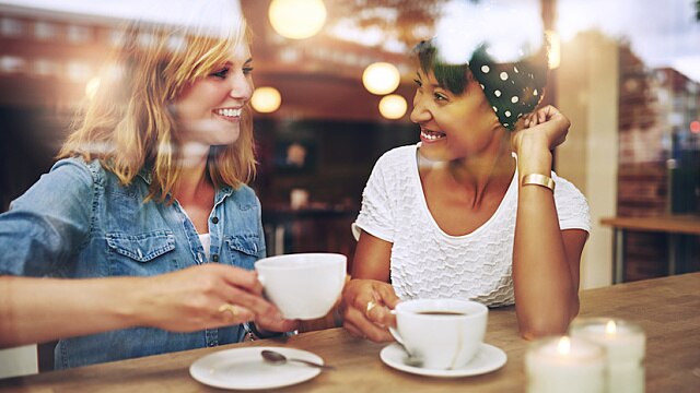 Zwei Frauen, die zusammen Kaffee trinken