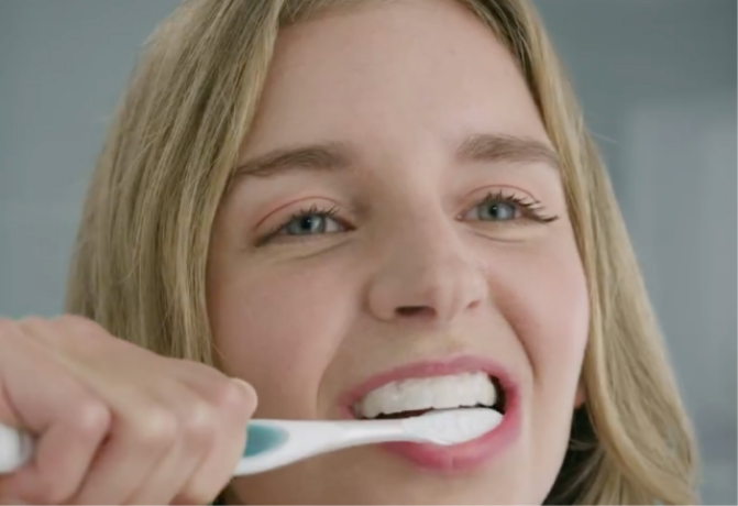 Kvinde børster tænder
